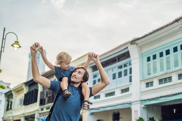 Papà e figlio sullo sfondo di vecchie case nella Città Vecchia di Georgetown, Penang, Malaysia