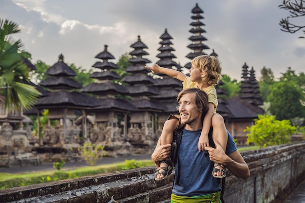 Papà e figlio turisti nel tradizionale tempio indù balinese Taman Ayun a Mengwi. Bali, Indonesia Viaggiare con il concetto di bambini