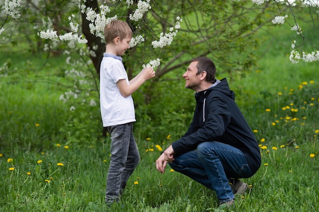 Papà è seduto accanto al bambino e gli parla