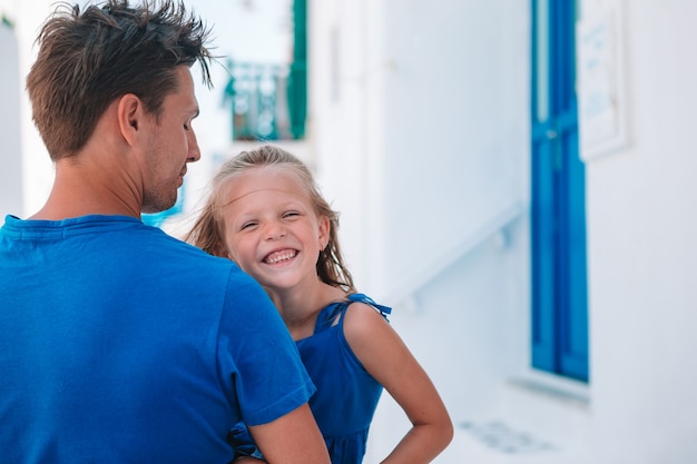 Papà felice e bambina adorabile