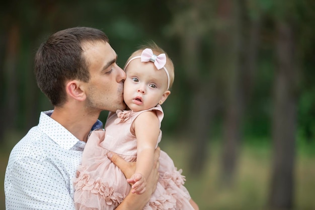 Papà felice gioca con la sua piccola figlia per una passeggiata Paternità