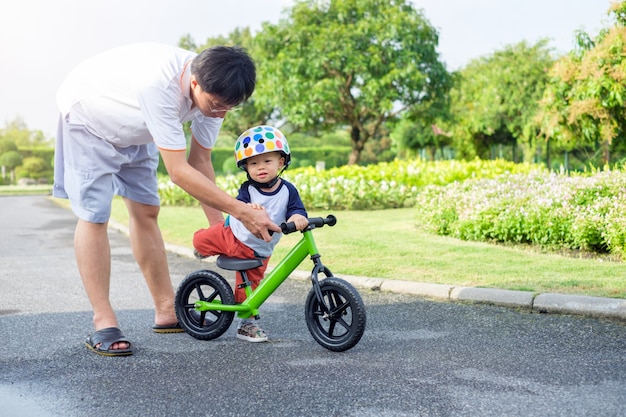 Papà figlio di tecnologia per guidare la bici dell'equilibrio