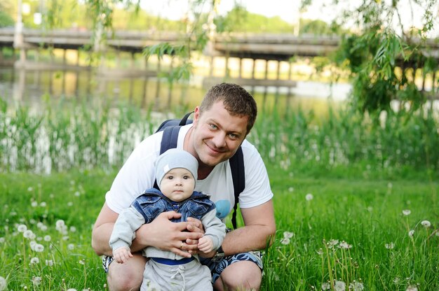 Papà gioca con il giovane figlio