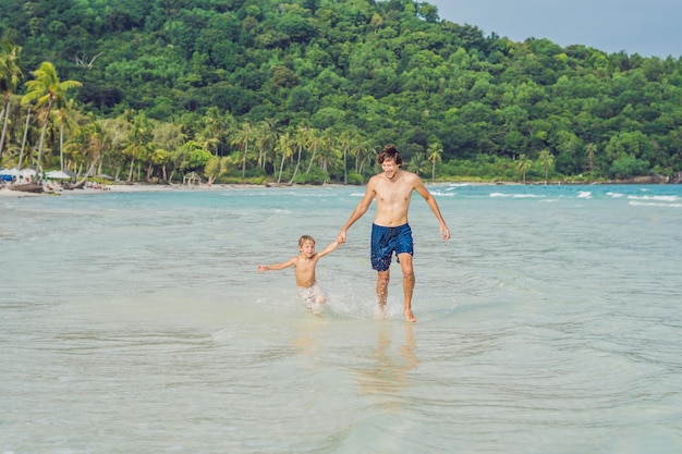 Papà gioca con suo figlio in mare