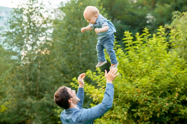 Papà lancia il bambino