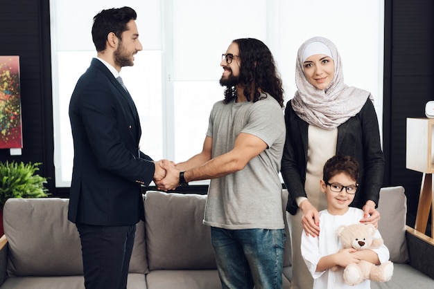 Papà stringe la mano allo psicoterapeuta.