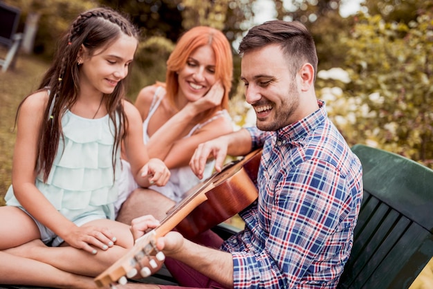 Papà suona la chitarra per la sua famiglia