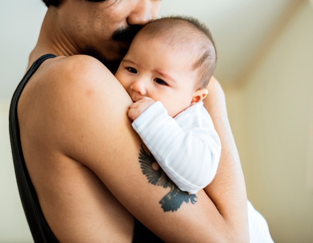 Papà tiene il bambino con amore