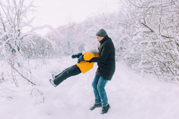 Papà trasforma il bambino in uno stile di vita invernale La relazione Fatherson L'inverno cammina