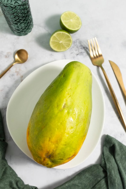 Papaia matura e appena tagliata. Frutta fresca e tropicale