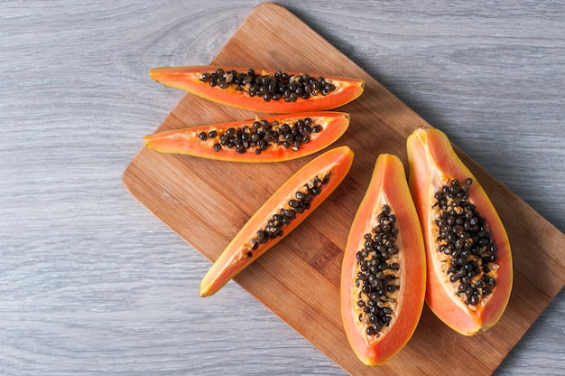 Papaia su fondo in legno. Cibo sano, frutti esotici maturi