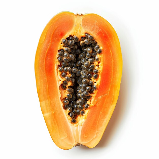 Papaya a metà con semi su sfondo bianco