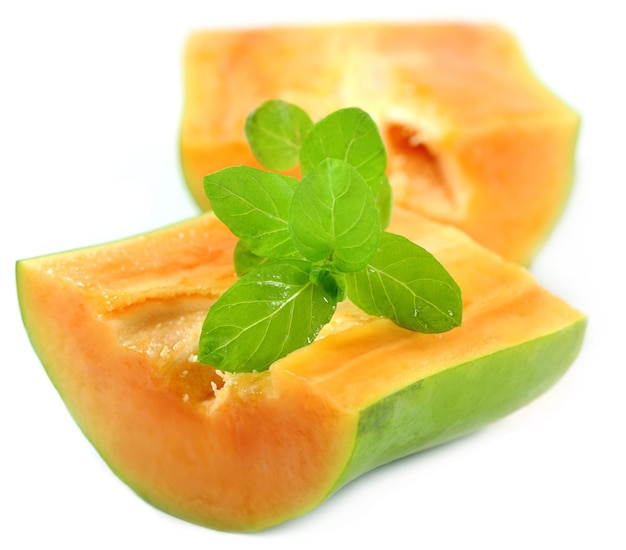 Papaya fresca e nutriente su bianco