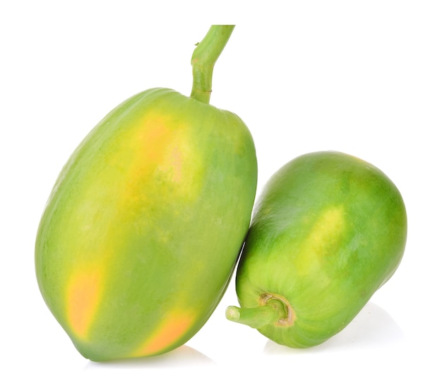 Papaya isolata su bianco