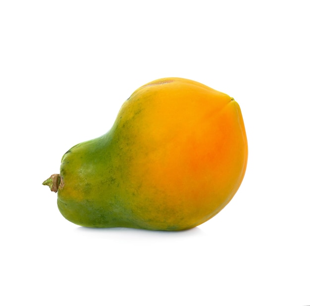 Papaya isolata su uno sfondo bianco