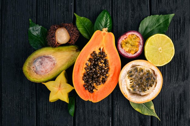 Papaya kumquat granadilla maracuya carambola Frutti tropicali su sfondo di legno Vista dall'alto Spazio di copia