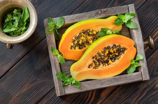 Papaya nella scatola di legno: sezione trasversale