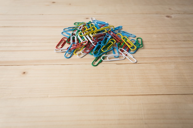 Paperclips su fondo in legno