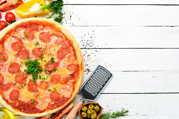 Paperoni per pizza tradizionale Vista dall'alto spazio libero per il testo Stile rustico