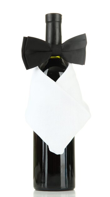 Papillon nero sulla bottiglia di vino isolata su bianco
