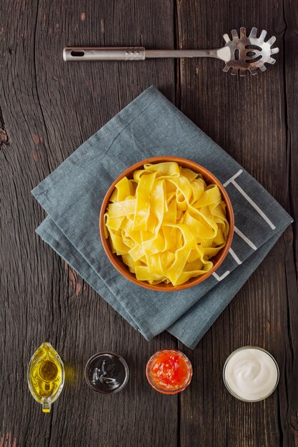 Pappardelle al salmone. cucina tradizionale italiana. Piatto pronto su un tavolo di legno