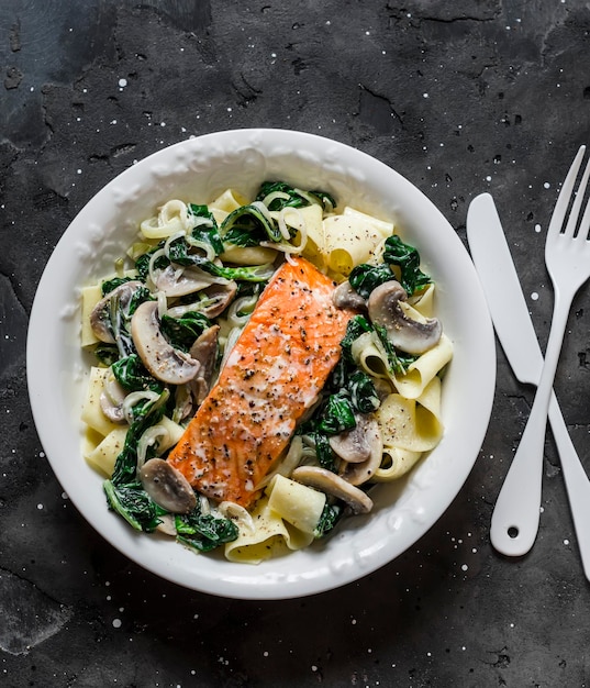 Pappardelle con crema di funghi spinaci e salmone al forno