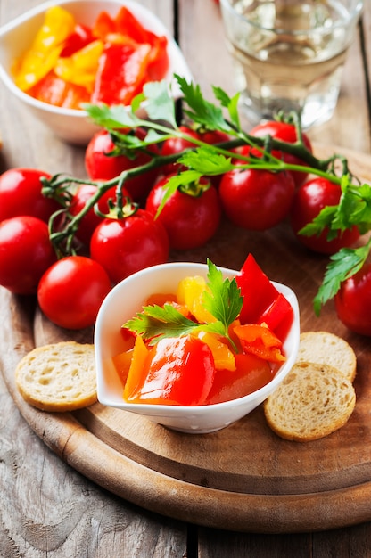 Paprica agrodolce italiana con pane e pomodoro