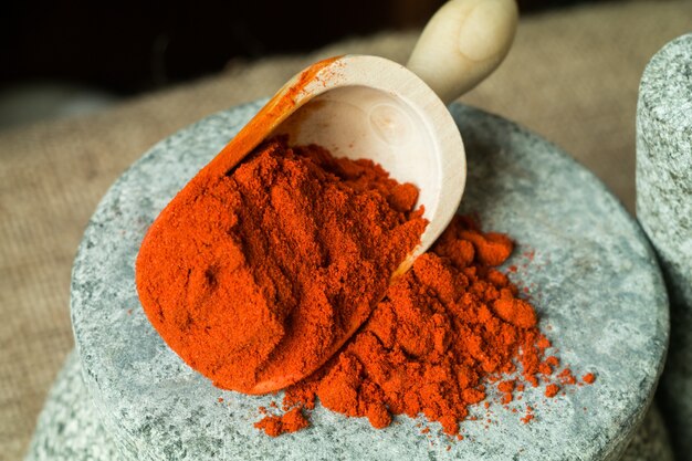 Paprika dolce in cucchiaio di legno