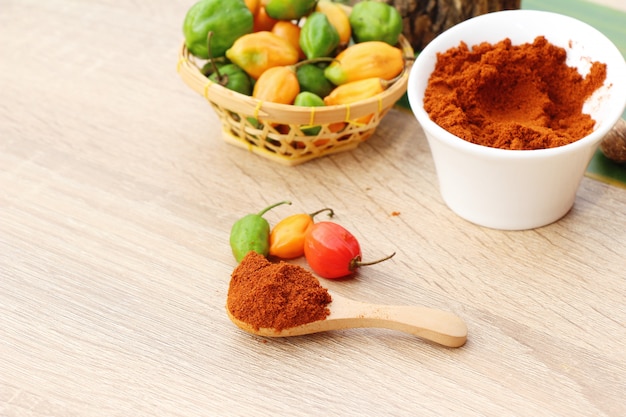 Paprika in polvere piccante rosso e peperoncino