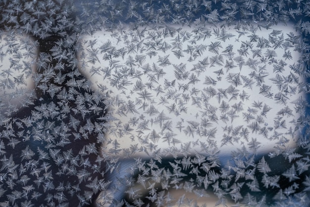 Parabrezza dell'auto coperto da condizioni di guida invernali di primo gelo