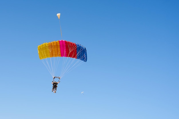 Paracadute colorato contro un cielo blu chiaro