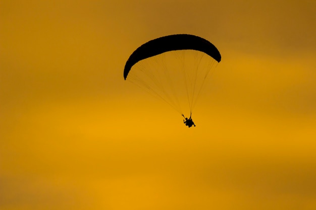 Paracadutista nel cielo giallo