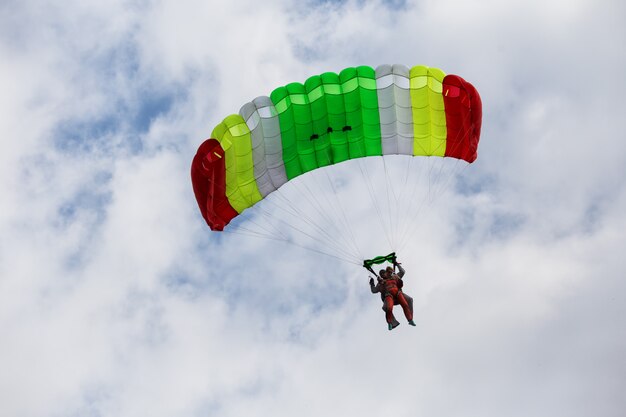 Paracadutisti tandem discendenti sul paracadute a colori