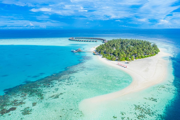 Paradiso delle Maldive. Paesaggio aereo tropicale, paesaggio marino con molo delle ville sull'acqua, laguna marina da sogno