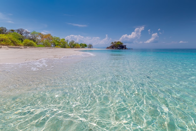 Paradiso tropicale della spiaggia ed il cielo blu all&#39;isola di Khai nella provincia di Satun, Tailandia