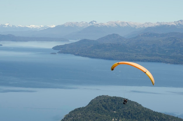 Parapendio a Bariloche sulle montagne