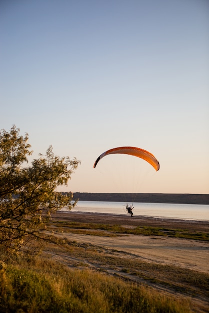 Parapendio a terra che inizia a volare.