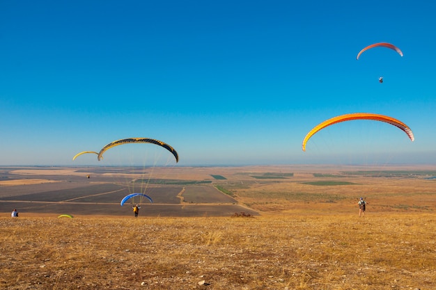 parapendio che vola nel cielo in una giornata di sole attivo a Koktebel