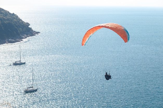 Parapendio che vola sopra il mare