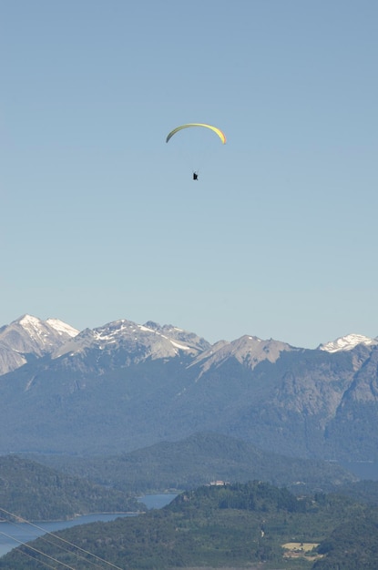 Parapendio con vista panoramica su Bariloche