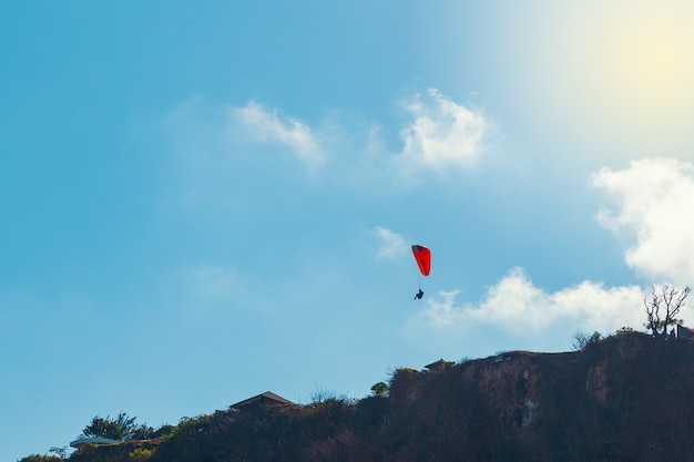 Parapendio e sfondo chiaro cielo blu