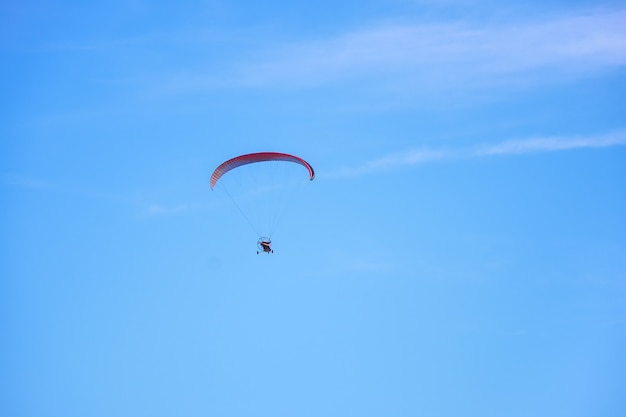 Parapendio motorizzato colorato contro il cielo blu. Concetto di parapendio, foto orizzontale
