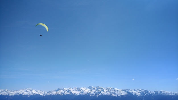 parapendio nel cielo blu delle montagne