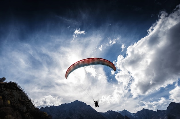 Parapendio nel cielo