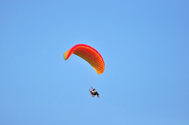 Parapendio nel cielo