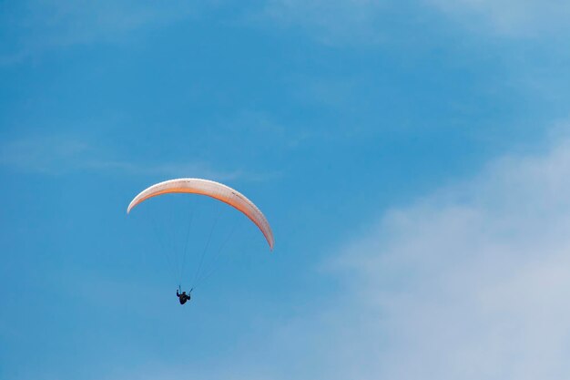 Parapendio nel cielo