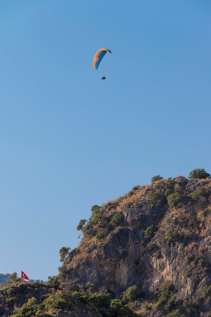 Parapendio nel cielo