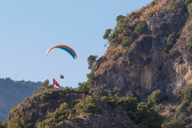 Parapendio nel cielo