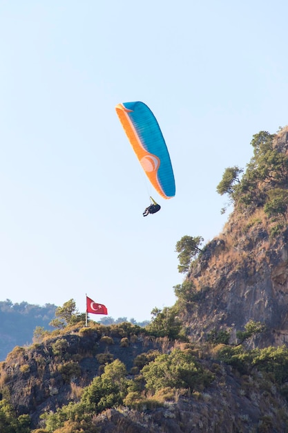 Parapendio nel cielo