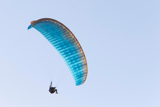 Parapendio nel cielo